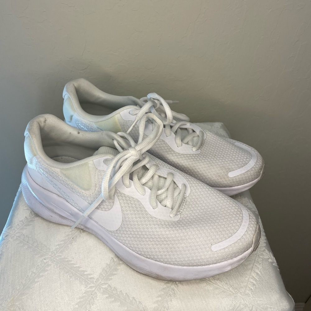 Women's Nike Revolution 7 White Running Shoes Size 8.5 - Picture 1 of 9